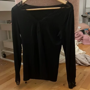 Intimissimi tröja - Säljer en svart Inis med tröja som är helt ny och använd ungefär en gång. Säljer för att den inte kommer så mycket till användning. Kontakta om prisförslag eller om ni undrar något!❤️
