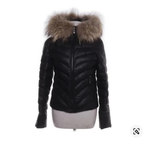 Vinterjacka från Chelsea - En jättefin dunjacka från Chelsea, köpt på Sellpy men superbra skick och helt oanvänd! Kontakta mig om nån har frågor eller liknande🙏