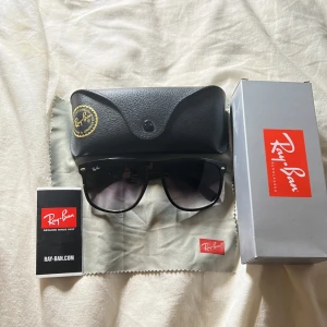 Svarta solglasögon från Ray-Ban - Säljer just nu dessa tvär feta raybands boyfriend. Perfekt nu till sommarn om du vill få en högre standard till dina outfits.
