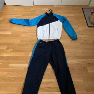 Lacoste sport trak - Mycket bra skicka annväda 3 gånger finns även i andra färger det är xs men sitter som s skriv för snabbaffär pris kan diskuteras 