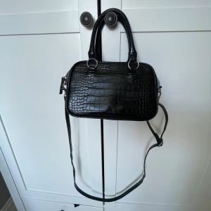 Svart väska Monki - Säljer då den inte längre kommer till användning, mycket bra skick dock lite fläckar inuti som inte går bort🤍