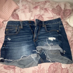 Blå jeansshorts från American Eagle - Jätte snygga jeans skorts! Bekväma! 1 knapp att knäppa och mönster på bak fickorna 