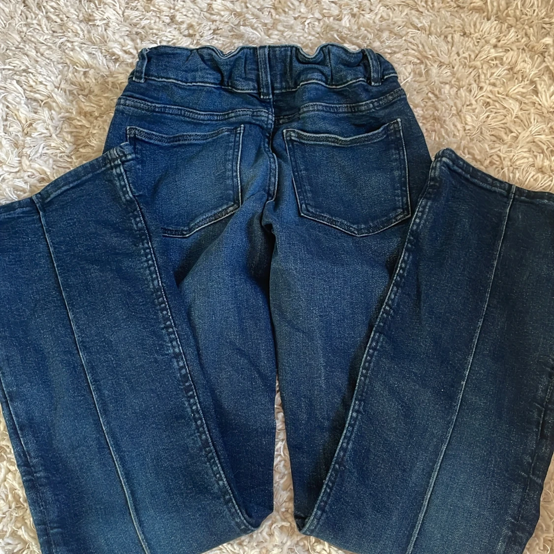 Blå bootcut jeans från Gina Tricot - 4