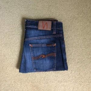 Nudie jeans 👖  - Säljer ett par mörk blåa jeans från Nudie, modell: Brute Knut (passform bild 2) Storlek: W28 L32, nypris: 1000kr+, mitt pris: 399kr. Priset går att diskutera!