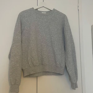 Grå sweatshirt  - En grå sweatshirt som är i storlek S från Gina tricot. Ser mörkare ut på första bilden!. 