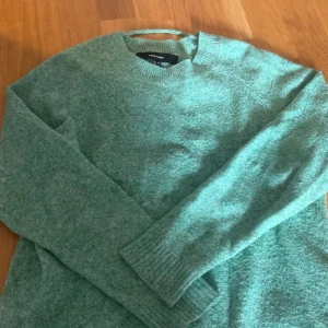 Grön stickad tröja från Vero Moda - Säljer en chill grön stickad tröja från Vero Moda i storlek XS. Tröjan har rund hals, ribbade muddar och lång ärm. Perfekt för dig som gillar enkel stil med lite färg. Materialet är mjukt och känns skönt mot huden.