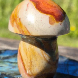 Polykrom Jaspis - Stor slipad svamp - Vackra polykrom jaspis är en mångfärgad & mönstrad sten från Madagaskar, det är en sten som går i jordiga färgblandningar som grön, röd, gul, brun, orange, beige & vit, den har fantastiska mönster som tex ögon, vågor & cirklar  Mått på de olika svamparna ses på sista bilden. Varje sten är unik och det är stenen på bilderna som annonsen gäller. Naturliga sprickor kan förekomma. Detta är en sten som förkroppsligar ens sanna jag och hjälper dig att kanalisera dina energier till dina närmaste