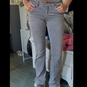 Gråa lågmidjade jeans - Superfina gråa lågmidjade jeans med snygga fickor i bak! Har bara knäppt upp knappen i bak. Storlek 164, passar xs/s. Sprättat upp längst ner. Jag är ca 172 cm lång.
