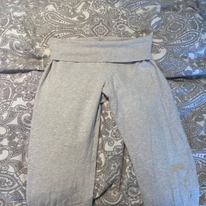 Yoga pants brandy Melville  - Har ljusa fläckar nere vid kanten pga långa byxben, smuts kan gå bort med galltvål