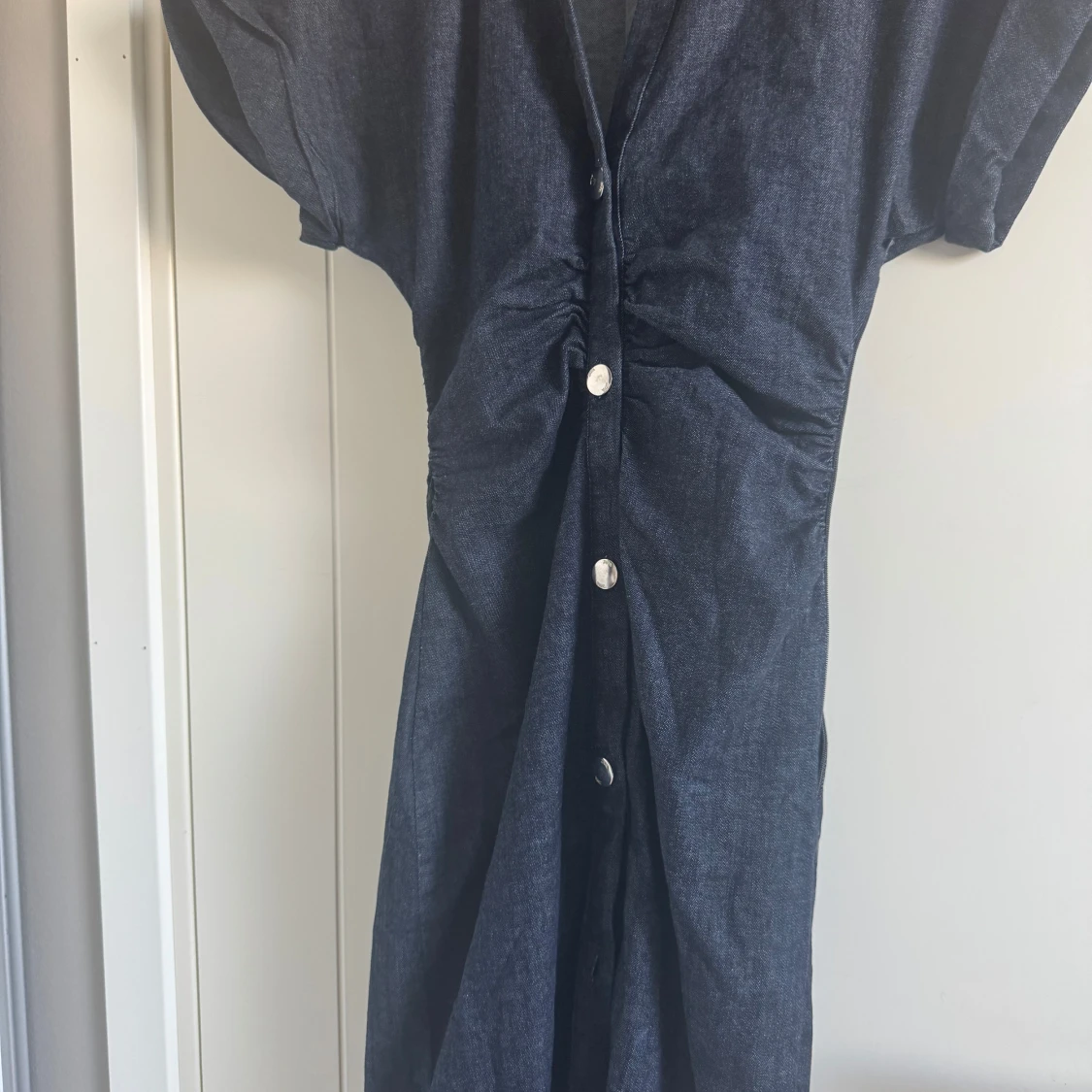 Mörkblå kortärmad klänning från Zara