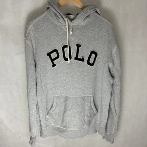 Ralph Lauren hoodie  - Riktig fet! Modellen är 185. Liten i storleken så sitter som. Defekt på bild 4