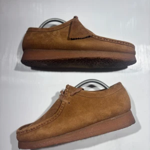 Clarks skor - Hej! Säljer nu mina skor från märket Clarks , storlek 42 bra skick, allt på bilden ingår. Tveka inte på att höra av dig om du har frågor eller funderingar kring skorna! 