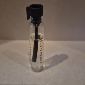 Cotton Clouds 2ml - Cotton Clouds 2ml från ESSNCE endast doftat på den. 45kr ny.