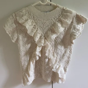 Beige topp med volang från Zara - Säljer denna fina topp från zara då jag har en liknande redan!🙌