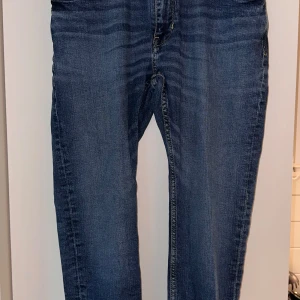 Blå jeans med rak passform - Mango Jeans. Modell Tom