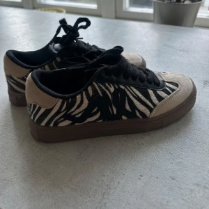 Zebramönstrade sneakers med mockadetaljer - Så snygga skor!! Endast använda en gång och säljer pga för små😍🥹🥹