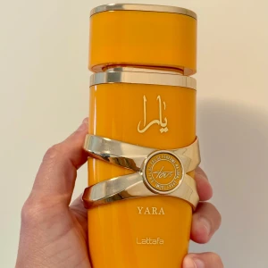Lattafa Yara Tous edp 100 ml  - 100 ml, enbart testsprayad ett fåtal gånger. Har stått mörkt och svalt i några månader och luktar nu helt fantastiskt! Kommer i originalförpackningen.