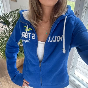 Hollister zip med foder - En zip från Hollister i storlek L. Kan upplevas mindre i storlek . Tröjan bedöms vara använd men i fortsatt gott skick. Jag skickar ditt köp inom 24h. Se liknande zip i min profil! F49