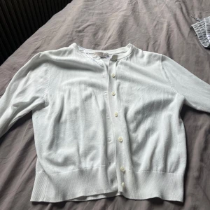 Vit kofta - Säljer min vita söta kofta som inte kommer till användning🤍💟