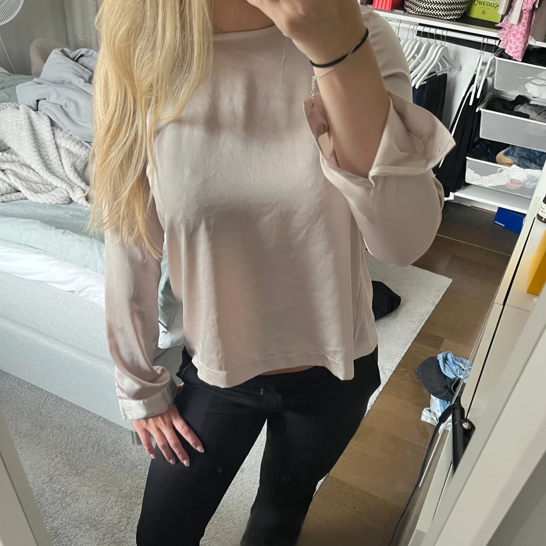 Ljusrosa sidenblus med vida ärmar