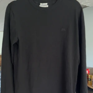 Svart merinoullströja från Lindbergh - Säljer den här riktigt feta Merinoulls tröjan från Lindbergs!!! Slim-fit modell i storlek S! Säljer för endast 349kr! Priset är ej hugget i sten! Fraktar snabbast med PostNord!!