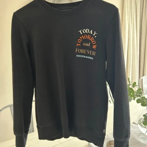 Svart sweatshirt Scotch & Soda - Svart sweatshirt från Scotch & Soda. Klassisk rund hals och långa ärmar. Perfekt för en chill och stilren look.