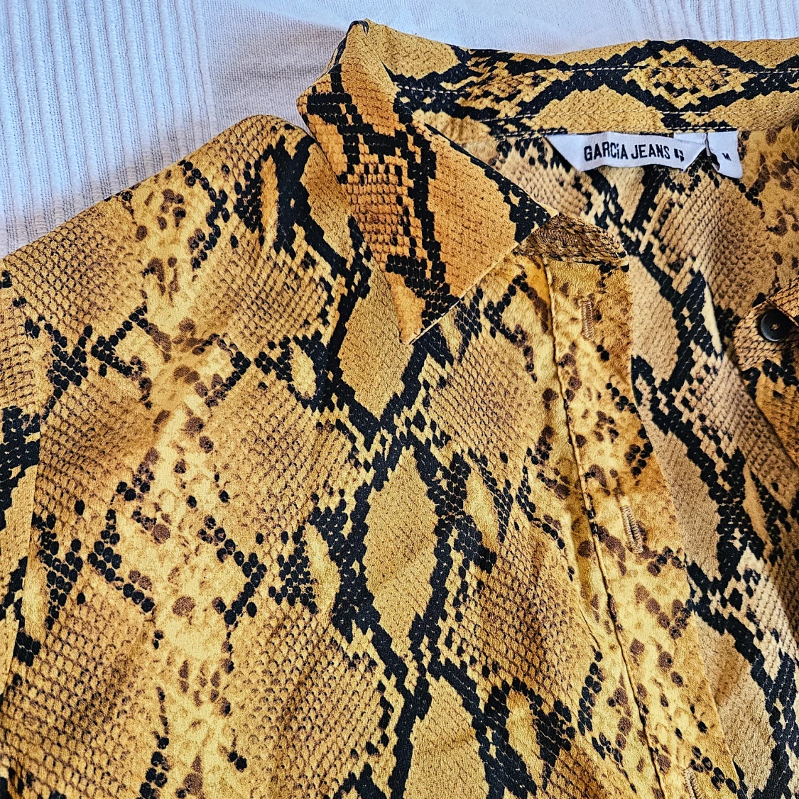 Gul ormskinnsmönstrad skjorta - 1