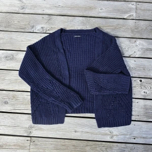 Marinblå kofta - En marinblå stickad kofta från Marco O'Polo i storlek S, passar även andra storlekar! Använd nån gång, jätte fint skick 🙏🏻❤️