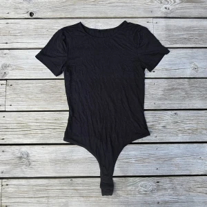 Svart body - En svart body i storlek XS (passar även S) från Zara, använd nå gånger men fortfarande fint skick! 