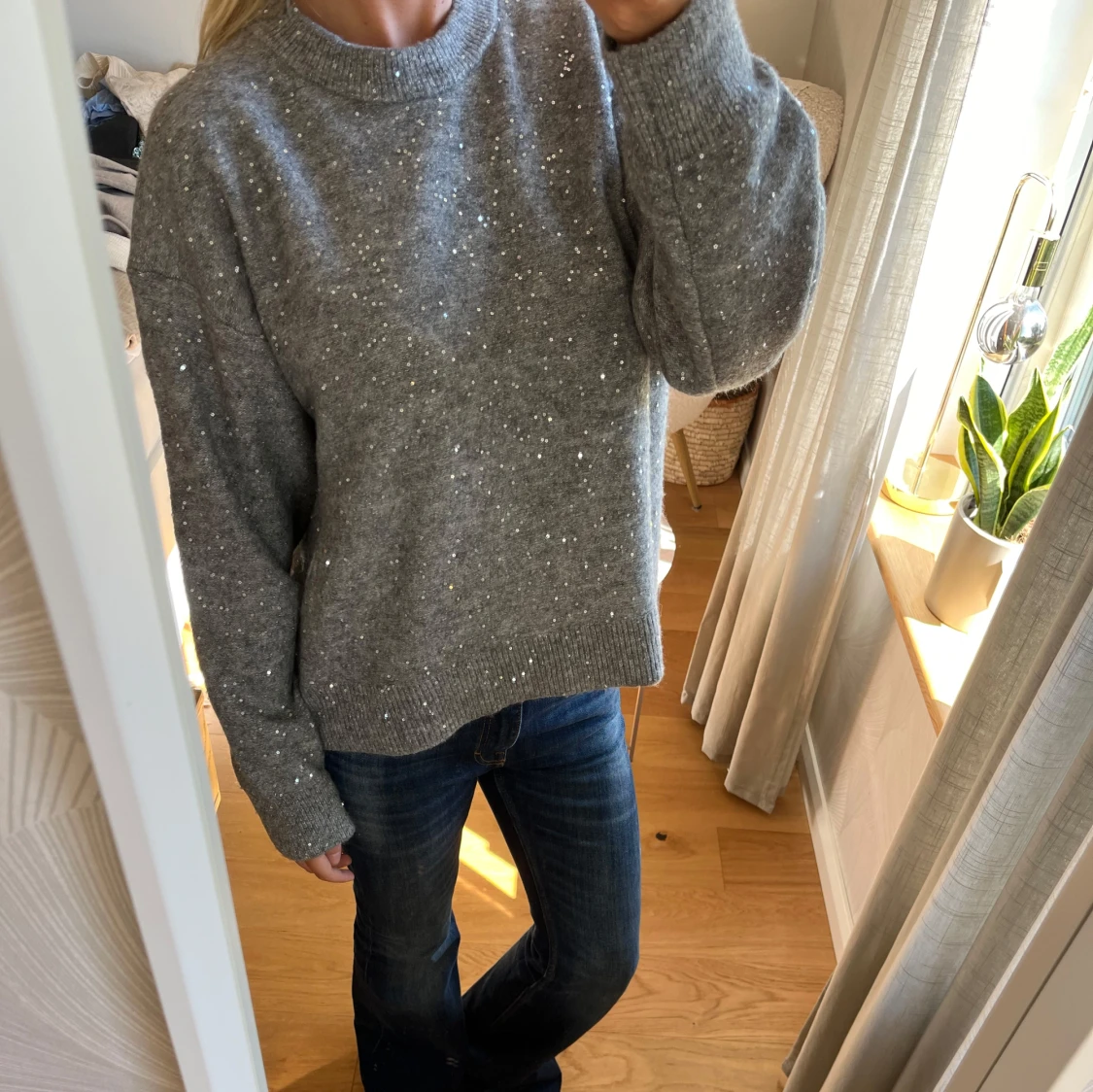 Grå stickad tröja med paljetter - 1