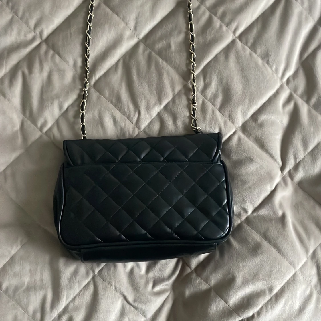 Svart quiltad axelväska med kedja - 2