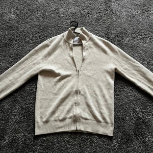 Beige kofta  - Säljer en riktigt clean ljusbeige kofta från Bläck i storlek S. Den är i mycket fräscht skick. Nypris går på runt 900 kr. Hör av dig vid intresse!
