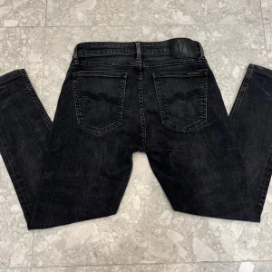 Svarta Nudie jeans - svarta/mörk gråa Nudie jeans | storlek w27 l 30 passar bättre l28 | skinny/slim passform | mycket bra skick | lite fade | modell skinny lin | priset är ej hugget i stenen, tar byten också!