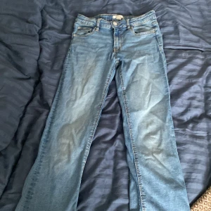 Blå bootcut jeans med fickor bak - Säljer ett för små jeans från Gina tricot. Dem är i bra skick, och fina nu till hösten.❤️ jag skulle säga att dem är mid waist.