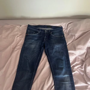 Slim jeans från Tiger of Sweden - Mörkblå slim fit jeans från Tiger of Sweden, tillverkade i Italien. Klassisk femficksmodell med snygga slitningar och raka ben. Passar bra på mig som är över 170 cm. Passar till allt. Kan sänka priset vid snabbaffär. 9/10 skick använd 4-5 gånger i skolan. Säljer för att jag inte använder dom längre.