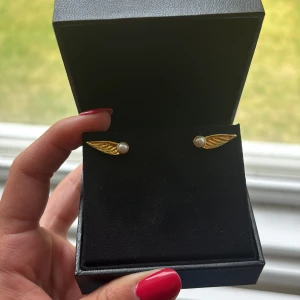 Guldörhängen med pärlor Maria Nilsdotter - Snygga örhängen från Maria Nilsdotter. Det är äkta pärlor. Perfekt för dig som vill ha något unikt och stilrent med en cool twist. Har kvar båda askarna. De har inga repor eller defekter väldigt sparsamt använda. Nypris 1995kr styck. För båda 2900 kr, för en 1400 pris kan diskuteras