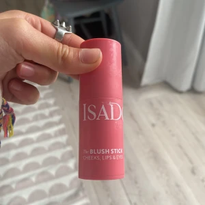 Isadora Blush Stick i rosa - Krämig blush stick från Isadora i en snygg rosa nyans. Perfekt att använda på kinder, läppar och ögon för en fräsch look. Kommer i en smidig stickform som är enkel att ta med i väskan och applicera när som helst.