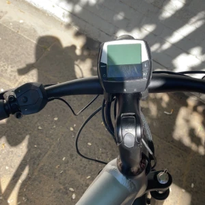 Elcykel av märket Gazelle - Tja fin elcykel toppar 55 km/h, chiptrimmad och alla bromsar funkar priset är fast vid 8000 kan även göra byten beroende emot vad.