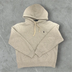 Ralph Lauren Hoodie Grå - 📍Storlek: L  💪🏽Skick: Ny utan prislapp   📐Mått: Längd:cm64 Axelbredd:cm51  📎Material:87%bomull 13%Polyester  📦Skickar alltid inom 24h  💸Köp fler plagg för att få billigare pris  ✅Äkthetsgaranti