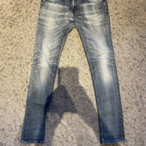 Unika Nudie jeans  - Säljer nu mina jeans som har varit mina favoriter länge, sitter riktigt skönt och har bara blivit snyggare med tiden, storleken är W31 L32, hör av dig vid minsta fråga och fundering, pris ej hugget i sten 
