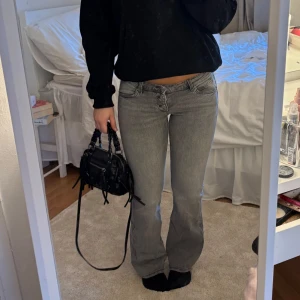 Grå bootcut jeans low waist - Super snygga gråa lowwaist bootcut jeans, tyvärr inte kommit till användning så mycket och därav säljer dessa! De är i nyskick och storlek xs! 💞
