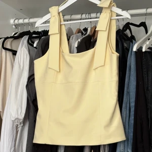 Gul linnetopp med knytband - Supersöt ljusgul linne från Zara💛 