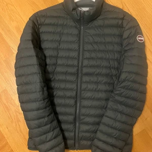 Grön  dunjacka från Colmar - Snygg grön dunjacka från Colmar med quiltad design. Skön krage och en clean look som funkar till allt nu i höst och vinter. Grön är alltid höstens färg. 50 i storlek motsvarar medium skulle säga att den passar stora small också. 