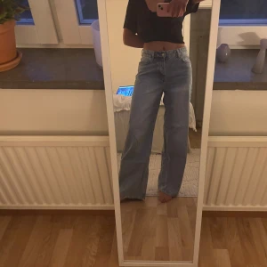 Ljusa Jeans - Ljusa jeans från H&M i toppskick! Lite wide-leg och större i storleken, ish high-waist🫶🏽🩷 Alla priser går att diskuteras😊