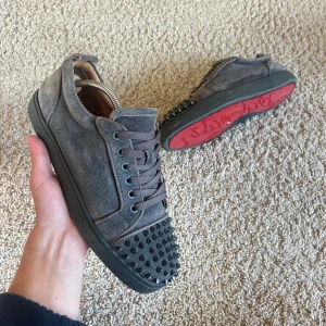 Christian Louboutin skor - Säljer nu mina Christian Louboutins skor då jag inte har användning för  dem. Inköpta av mig själv för drygt 4 år sedan och är använda, i skick 6/10. Det är främst spikarna som är skadade, vilket syns i bilderna, går dock att fixa om man har extra. Storlek 42 . Dessvärre inget kvitto eller box då de är köpta så pass länge sedan, men äkthet garanteras självklart