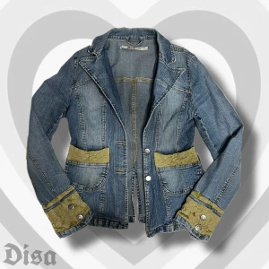 jeansjacka - sååå snygg jeansjacka med spetsdetaljer. bra skick! står ingen storlek men skulle säga S/M.