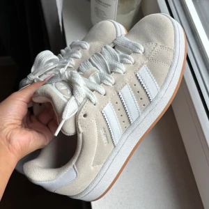 Adidas campus 00 - Helt oanvända campus, köpa för 1500kr, buda gärna då de bara ligger i min garderob😢(passar mig som har 37,5 i storlek)