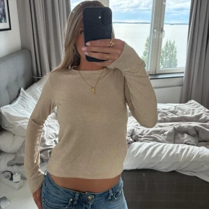 Beige tröja - Säljer en enkel och stilren beige tröja. Storlek S🥰 skriv vid frågor och funderingar 