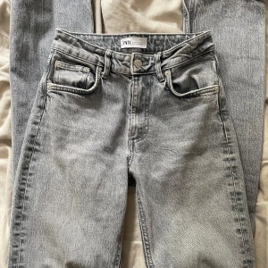 Grå jeans från Zara, storlek 32 - Snygga grå jeans från Zara. Högmidjade bootcut jeans med slits 🤍