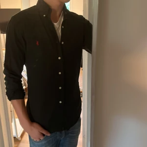 Ralph lauren skjorta - Tja säljer en Ralph lauren skjorta i färgen Svart och i storlek S passar 170-180 cm ungefär. Nypris 1595 KR mitt pris 299 KR. Inga defekter som hål eller fläckar. Skriv vid frågor eller funderingar.